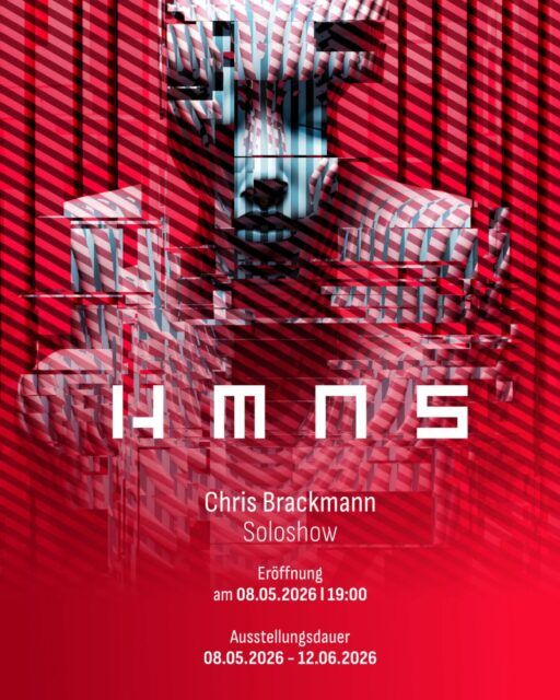 HMNS

Chris Brackmann
Soloshow

Eröffnung
08.05.2026 l 19:00

Ausstellungsdauer
08.05.2026 - 12.06.2026

Spitzbart & Bracke Kunstgalerie
Kreuzeskirchstr. 15
45127 Essen
spitzbartbracke.com

»Menschen splittern, fliessen, verschieben sich,
hinterlassen flüchtige Spuren in Material, Klang und Daten.
Unvollkommen, zerbrechlich, immer einmalig.
Was bleiben soll, bleibt. Alles andere löst sich auf.«

Kreation ist für mich Unfall mit Absicht.
Das präzise Unwiederholbare, das exotische Werkzeug,
kontrollierter Kontrollverlust, komponiertes Grundbedürfnis …

Und anstelle des obligat-weiterführenden Textes lieber das Gedicht zur Ausstellung - hier die erste Strophe zum Neugierwecken:

»Heute trägt die Angst einen glitzernden Mantel
und bestellt besten Espresso für alle.
Die Scham sitzt daneben,
zieht den Kragen hoch
und tut so, als wäre sie gar nicht da.

(…)«

Es geht um uns, um Befindlichkeiten, um Situationen und Gefühle, um das Altbekannte halt …
Dazu noch den Original-Soundtrack.

Kommt einfach alle - ich freue mich über und auf euch! Die Jungs hier auch!
Bis bald :-)

#exhibition
#soloshow
#humans
#artlife

@spitzbart_bracke
@krizb