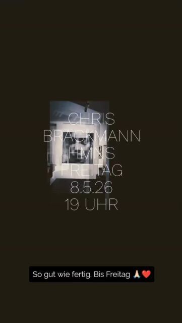 HMNS

Chris Brackmann
Soloshow

Eröffnung
08.05.2026 l 19:00

Ausstellungsdauer
08.05.2026 - 12.06.2026

Spitzbart & Bracke Kunstgalerie
Kreuzeskirchstr. 15
45127 Essen
spitzbartbracke.com

»Menschen splittern, fliessen, verschieben sich,
hinterlassen flüchtige Spuren in Material, Klang und Daten.
Unvollkommen, zerbrechlich, immer einmalig.
Was bleiben soll, bleibt. Alles andere löst sich auf.«

Kreation ist für mich Unfall mit Absicht.
Das präzise Unwiederholbare, das exotische Werkzeug,
kontrollierter Kontrollverlust, komponiertes Grundbedürfnis …

Und anstelle des obligat-weiterführenden Textes lieber das Gedicht zur Ausstellung - hier die erste Strophe zum Neugierwecken:

»Heute trägt die Angst einen glitzernden Mantel
und bestellt besten Espresso für alle.
Die Scham sitzt daneben,
zieht den Kragen hoch
und tut so, als wäre sie gar nicht da.

(…)«

Es geht um uns, um Befindlichkeiten, um Situationen und Gefühle, um das Altbekannte halt …
Dazu noch den Original-Soundtrack.

Kommt einfach alle - ich freue mich über und auf euch! Die Jungs hier auch!
Bis bald :-)

#exhibition
#soloshow
#humans
#artlife

@spitzbart_bracke
@krizb