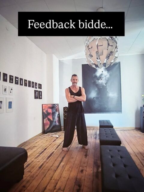 Früher lud man in den heimischen Salon: kluge Gespräche, anregender Austausch, durchaus auch kontrovers, moderate Lautstärke – ein fast vergessenes kultiviertes Konzept.
Heute zahlt man regelmässig viel Geld dafür, sich in zu lauter Umgebung misszuverstehen.
Zeit für ein kleines Revival.
Ich habe grosse Lust, meine Wohnung gelegentlich in einen „Salong“ zu verwandeln – mit neuen Arbeiten, kleineren Ausstellungen und visuellen Testläufen zur Diskussion. Ohne großen Rahmen, ohne Galeriedruck, dafür mit bisschen Speis, Trank und der Hoffnung auf gute Gespräche. Und vielleicht fühlt sich ja auch sonstwer dazu beflissen, einen Beitrag zu leisten, Wort, Musik, egal. Lockere Intervalle.
Bevor ich starte: Besteht Interesse?
Schreibt mir kurz, dann baue ich einen Verteiler für Einladungen und sehe, ob das Format trägt.
salong@chrisbrackmann.de
Dankeeee,
Chris
P.S. Ich bastle noch ein wenig – aber eine Einweihung bin ich nach acht Jahren ohnehin schuldig. Weitere Details dann später.