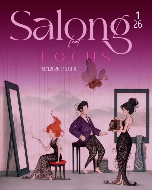 Liebe Salongistas,
Weil die 0nummer so schön war, wollte ich nicht mehr so viel Zeit ins Land ziehen lassen und lade daher noch in 2026 zur offiziellen Nr.1. Ich hoffe, euer Interesse besteht weiterhin und ihr merkt den Termin vor.
Samstag, 14.11.2016
16 Uhr
Wie schon beim letzten Mal erwähnt und auch als Sneak Preview in der Küche gehängt, möchte ich mein „Focus“-Projekt zum Anlass nehmen, hoffe aber natürlich auf ordentlich thematischen Freestyle.
Wobei sich die Intention von „Focus“ auch wunderbar als Basisthema (Wann sid ihr eigentlich bei euch und glücklich bis tiefenentspannt) eignet, sollte die Kommunikation (wider Erwarten) nicht so recht in Gang kommen 🙂
Achja – eine Preview auf Kommendes gibts natürlich auch wieder.
Also – erscheint gern reichlich, meldet euch bitte vorher unter der bekannten salong@chrisbrackmann kurz an und bringt mit, was ihr wollt. Ich freue mich auf euch.
Bis dahin, machts euch nett!
Chris
P.S. zur Auffrischung kurz mein Text zum Grundtenor „Focus“:
„Ihr kennt das vermutlich alle … man sitzt irgendwo rum. Zuhause, im Zug, im Urlaub, im öden Meeting. Und man starrt.
Man schaut in eine Richtung, glaubt, irgendetwas zu betrachten, aber eigentlich schaut man durch die Dinge hindurch, hinter sie, oder dazwischen.
Während der Fokus verschwimmt, zerlaufen die Farben, verwehen die Gedanken, fragmentieren, formen sich um, werden zu unbewussten Stimmungen …
Die Motive sind kongruent der Empfindungen, die ich damit assoziiere, einfach still vor mich hinzukontemplieren, zu starren, ins quasi Leere.
Es sind diese bestimmten (Licht-)Stimmungen, die entstehen, wenn der Fokus verschwimmt und die Gedanken wandern.
„Focus“ repräsentiert für mich in gewissem Maße diesen Zustand, den ich im Übrigen sehr liebe, der mich entspannt, friedlich werden lässt … ja, ich wage sogar zu sagen:
in dem ich wirklich glücklich bin.“